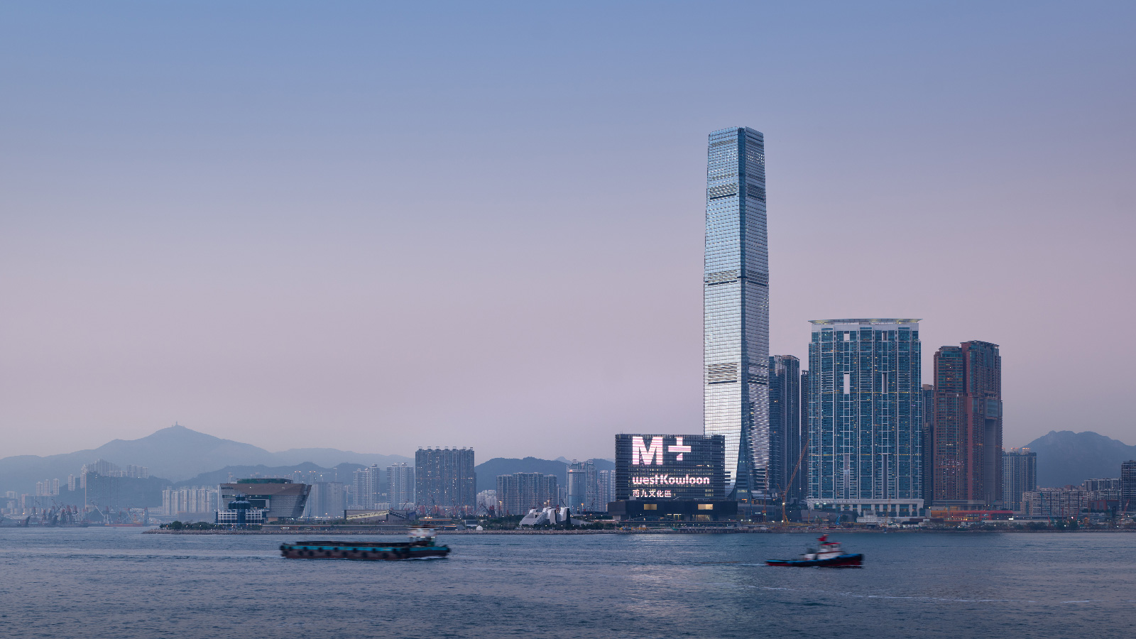 Mặt tiền bảo tàng M+ là một trong những mặt tiền truyền thông lớn nhất trên thế giới và là một trong những địa danh mang tính biểu tượng của Hồng Kông.