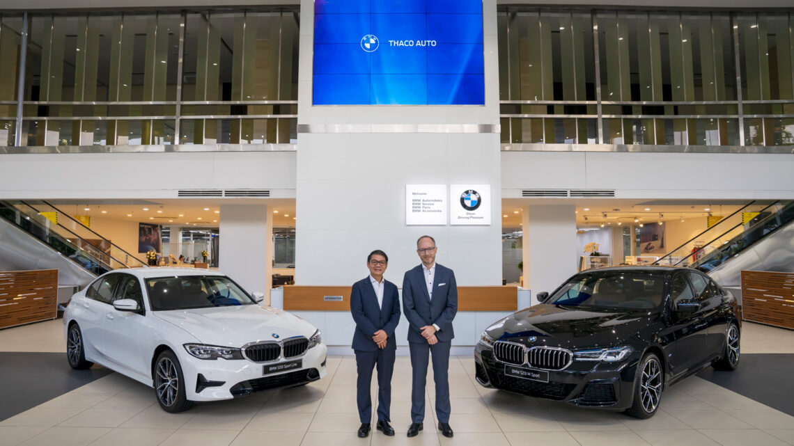 Ông Trần Bá Dương và ông Lars Nielsen (Giám đốc điều hành BMW châu Á) chụp hình tại showroom Sala (Tháng 12/2022)
