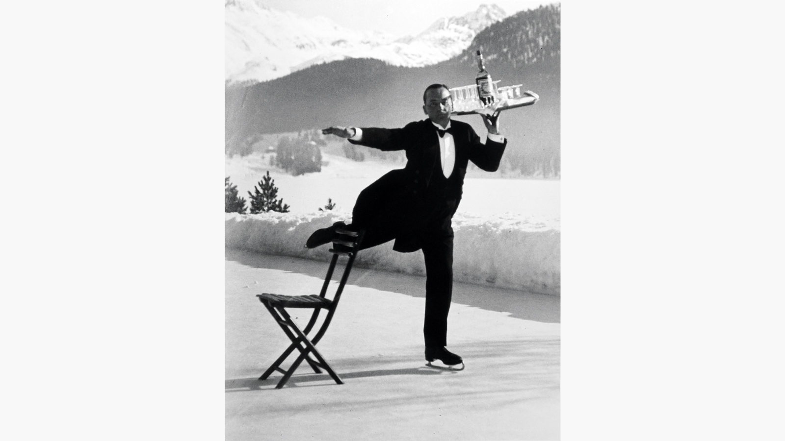 Alfred Eisenstaedt, bức ảnh chụp một người phục vụ trượt băng ở St. Moritz