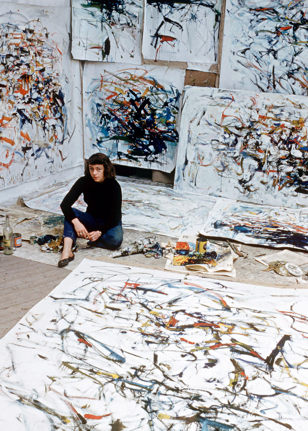 Mitchell tại studio của mình ở số 77 phố Daguerre, Paris, 1956