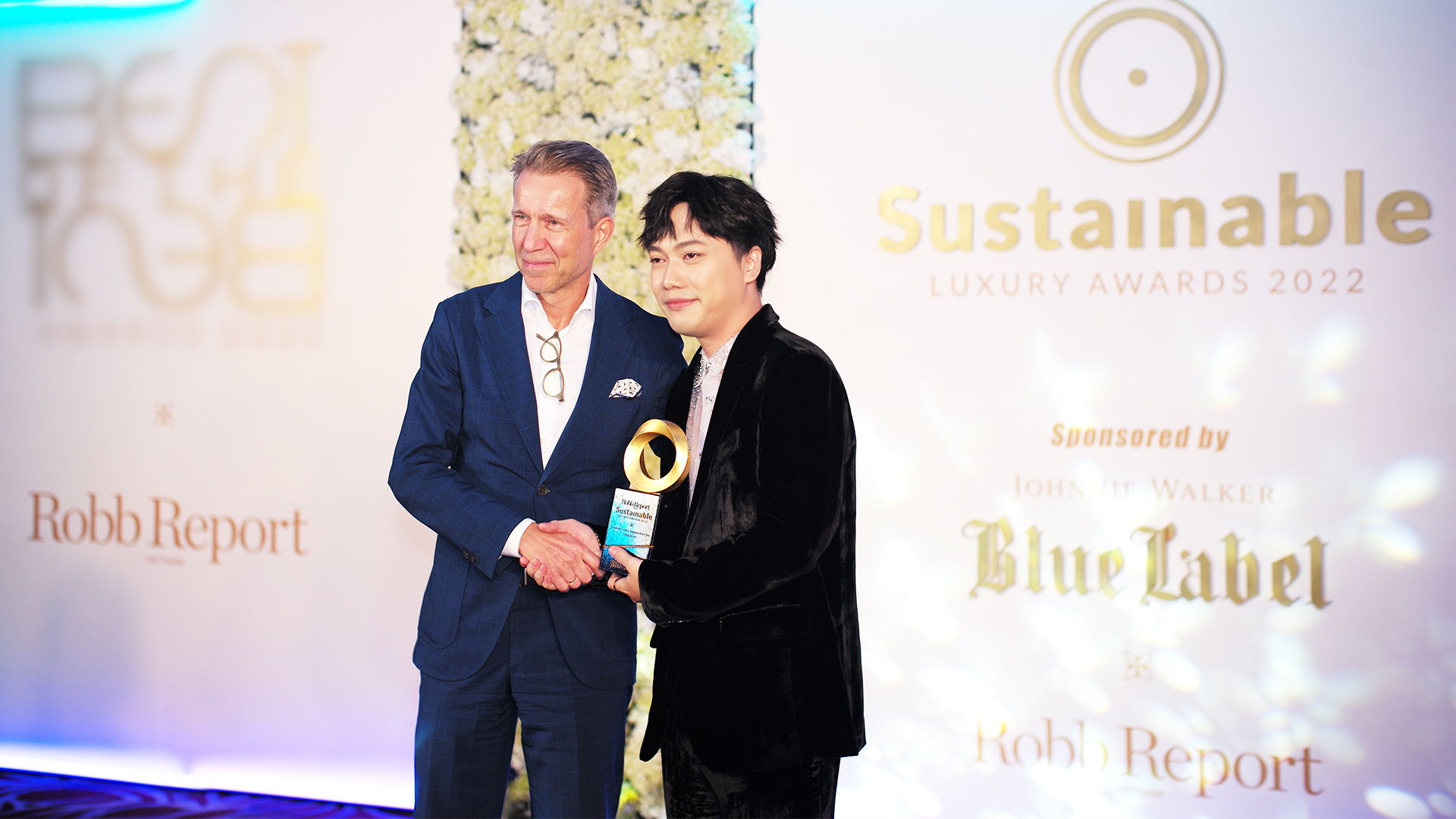 Nhà thiết kế Trần Hùng được vinh danh ở hạng mục Sustainable Fashion Designer of the Year cho những sáng kiến của anh về chất liệu thời trang bền vững.